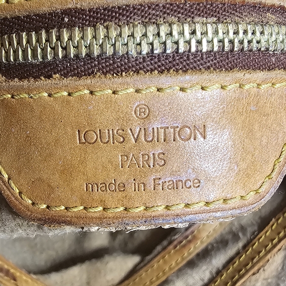 Louis Vuitton Monogram Petit Bucket Bag. - Picture 10 of 16